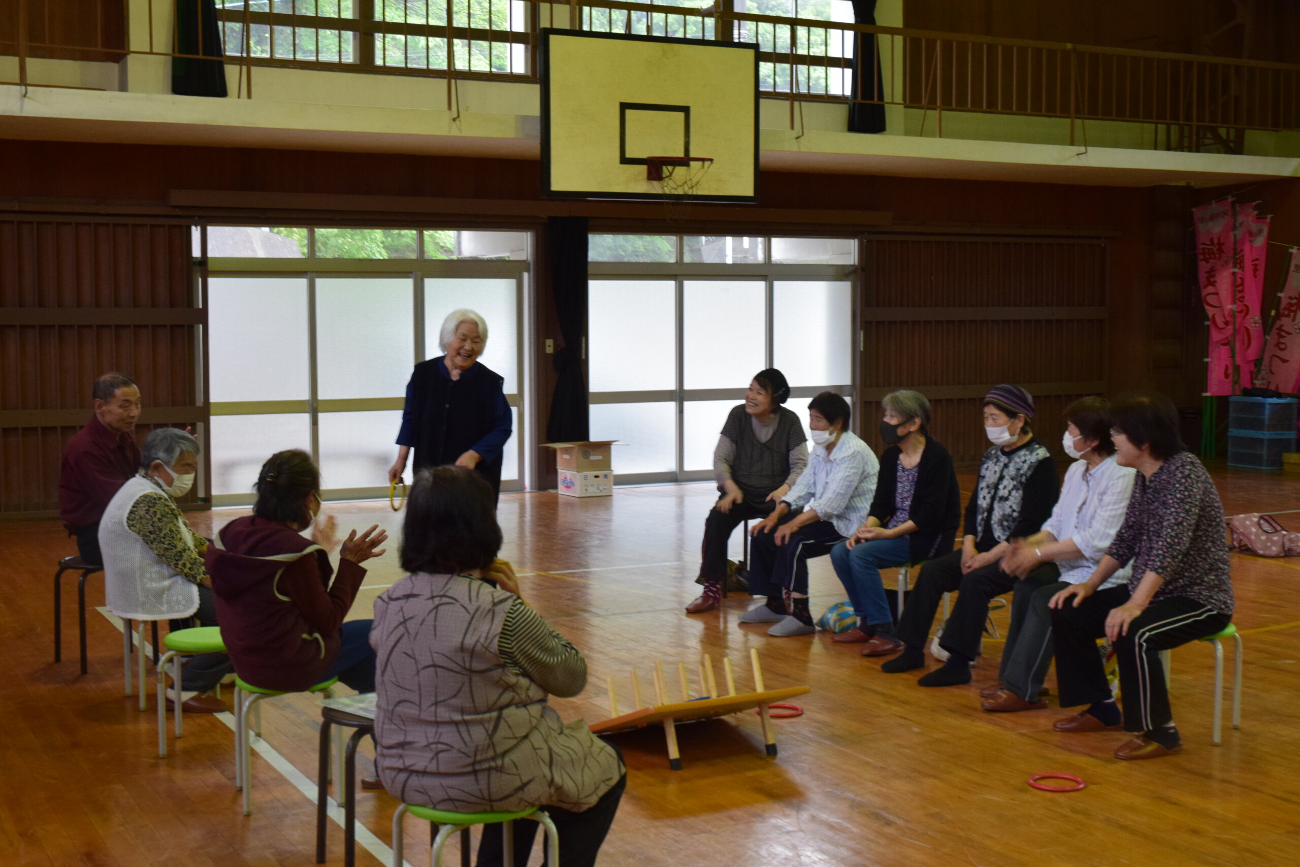 囲碁ボールや輪投げを楽しむ