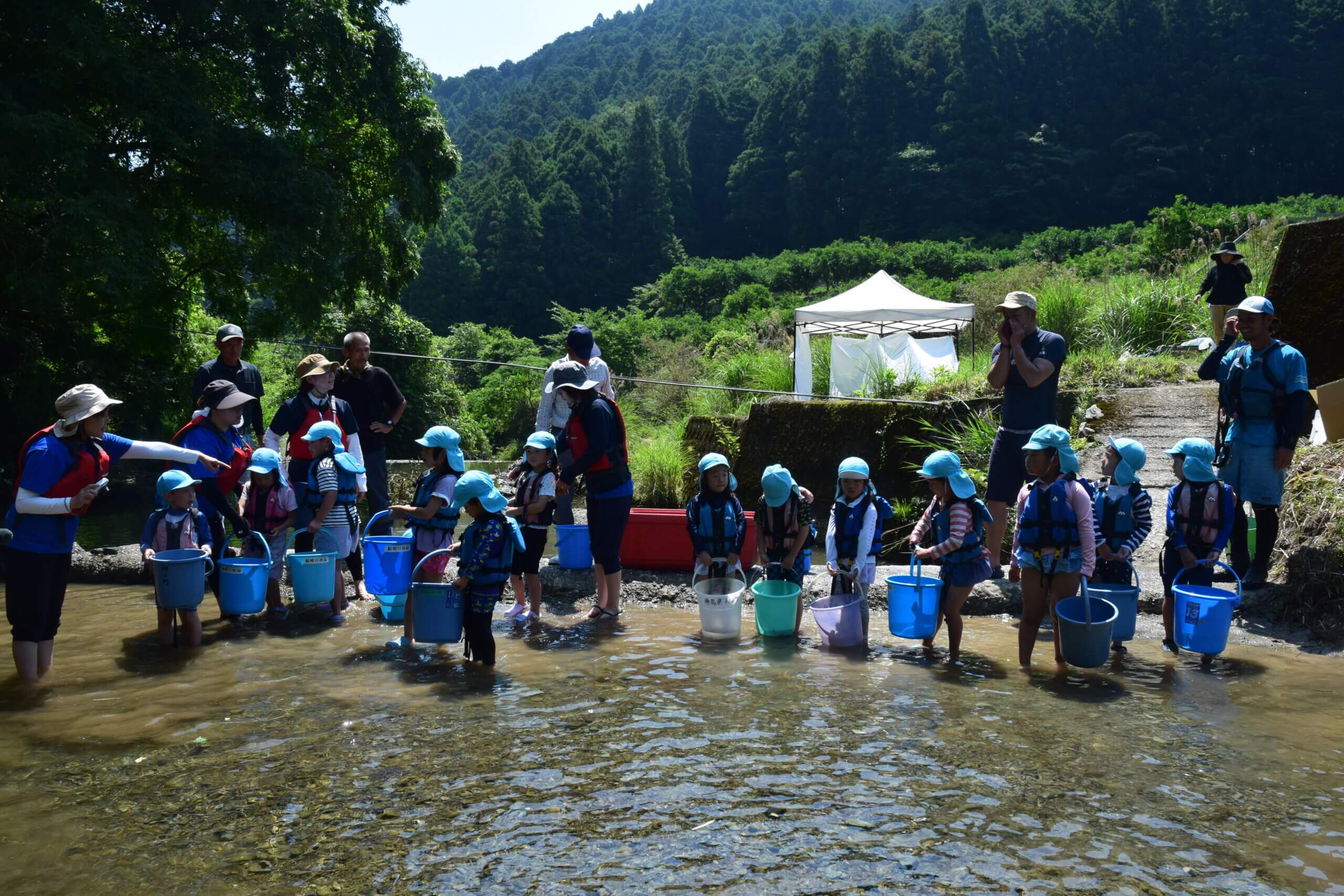 数年ぶりの開催!保育所の子どもたちとのうなぎの放流