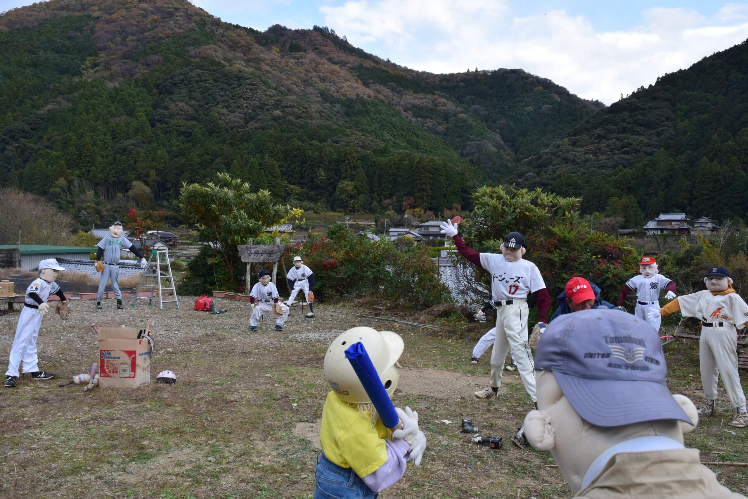 投げて、打って、守って野球かかしが勢ぞろい
