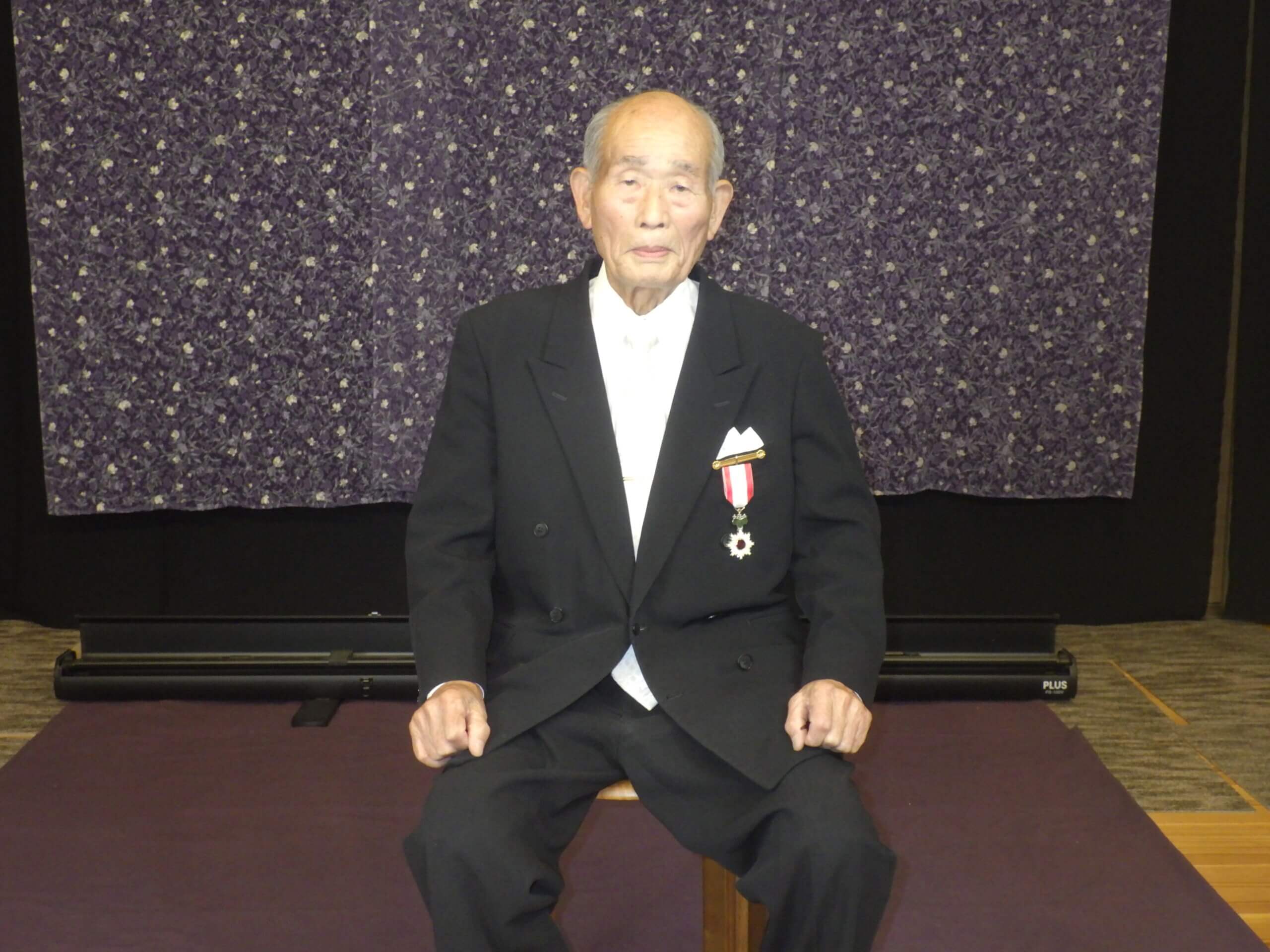 高齢者叙勲旭日単光章を受賞