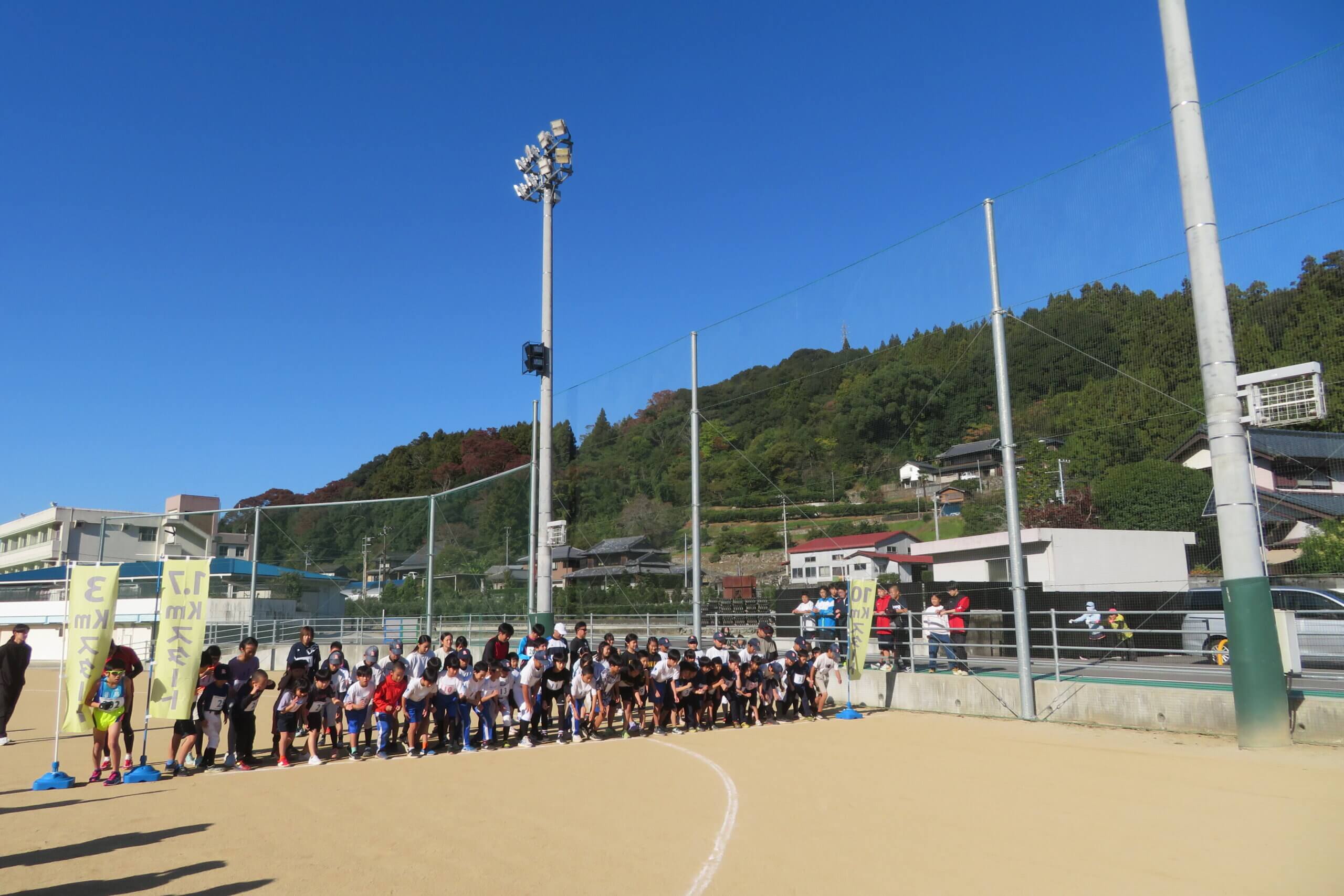 たくさんの声援を受け町内外ランナーが快走