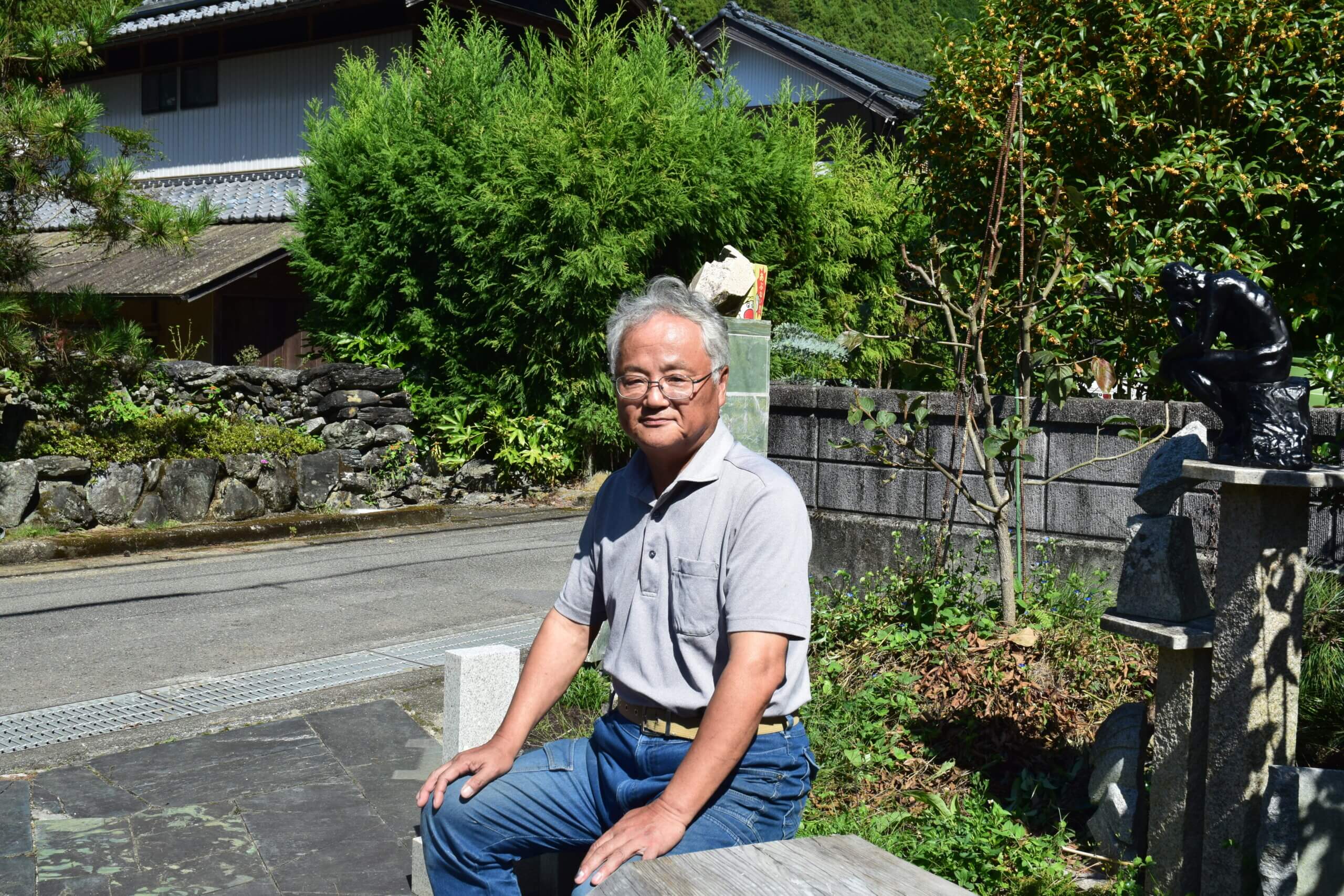 やわらかさと軽やかさを持つ石彫家